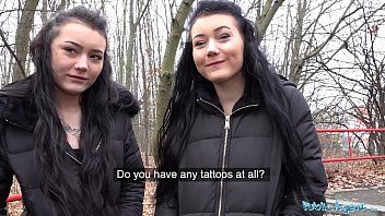 play Futi met twee prostituees zoenen aan de penis
