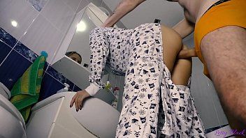play Il porno in bagno la tira da una schiena all'altra