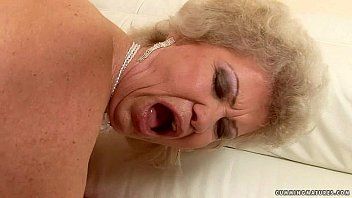 Redare Mama care isi doreste sa faca sex hardcore in motaticul ei larga