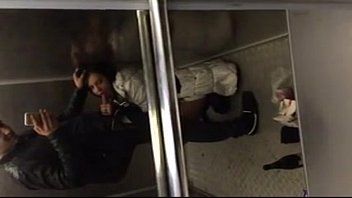 play La pone un maduro para manosearla y lamerla en el ascensor de un centro comercial