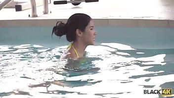 play Madalina, une jeune femme de 17 ans, nage dans la piscine et veut une grosse bite avec une grosse bite