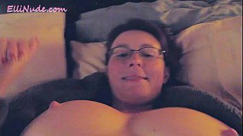Jouer Une femme avec de grosses lunettes de papa lâche le lit
