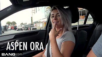 play Blondine, die gerne Sex im Auto hat