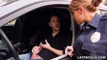 play Um policial a lambe diretamente de fora do carro