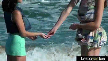 play Ze ontmoeten elkaar op het strand en hebben seks