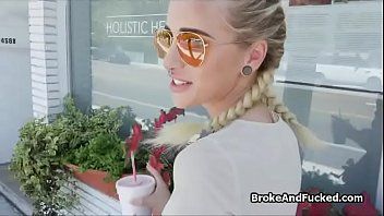 play Die junge Blondine leckt sie für hundert Lei