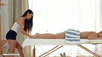 play La sexy asiatica seduce il suo cliente e fa sesso con lei