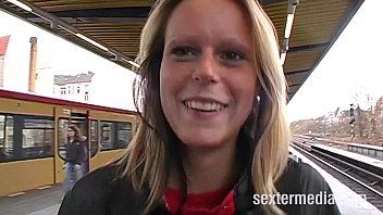 play Good blonde to do your job with her blowjob in the market