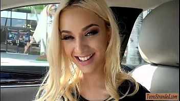 play Xxx con una giovane donna bionda è penetrata in macchina il giorno del suo compleanno