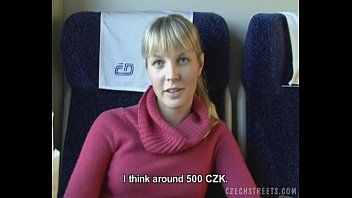play Mujer checa practica sexo oral en el compartimento del tren