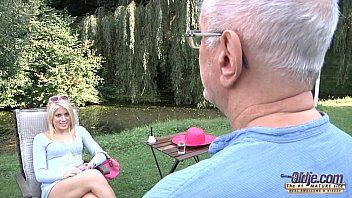 play Ma ponad 50 lat, ma włosy na cipce i uprawia dobry seks