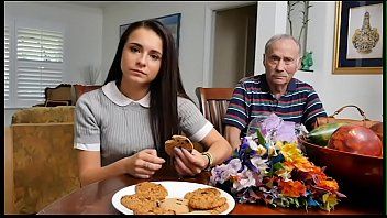 play XXX dla 60-letniego mężczyzny penetruje podekscytowaną brunetkę lepiej niż młody mężczyzna