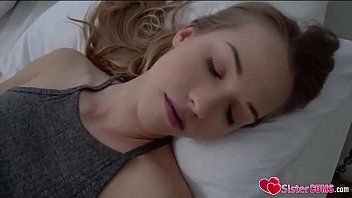 play Związuje ją, gdy śpi, a ona budzi się przeniknięta pornografią w pochwie