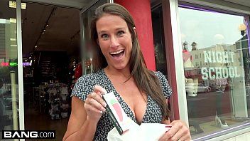 play Milf nesuferita cam frumoasa si inalta face sex in draci
