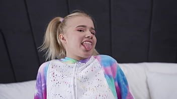 play Pitica xxx este foarte fericita cand ia sex oral si face sex cu mai multi masculi
