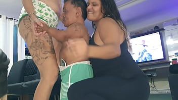 play Il nano xxx fa sesso orale e scopa queste puttane alte e ladre