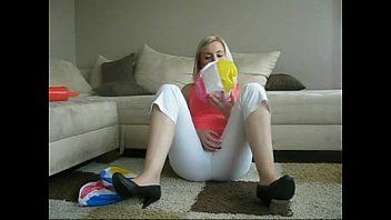 play Blonda irezistibila sta pe saltea gonflabila cu penisul de cauciuc bagata in pizda