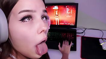 play Sexe incestueux avec le frère qui prend le pénis de sa sœur avec achèvement