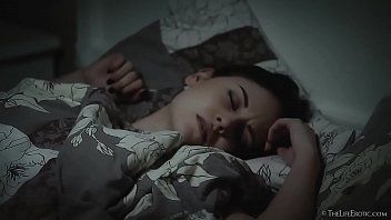 play La pueblerina de pechos pequeños se despierta para masturbarse