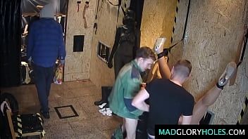 play Xxx auf dem Bildschirm mit mehreren netten Mädchen, die Sex in den Teufeln haben