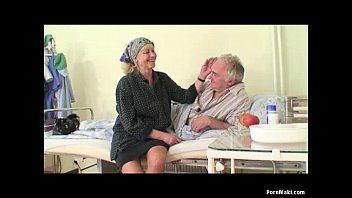 Abspielen Die alte Frau bringt ihren alten Mann ins Krankenhaus, um die Krankenschwester zu ficken