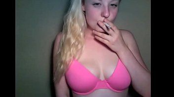 Jouer Fille blonde aux gros seins qui veut te lécher jusqu'à ce que tu vomisses tout le sperme
