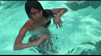 play Dupa ce a facut baie in piscina o satena infierbantata doreste sa mearga in casa
