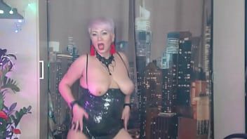 Jouer Xxx en groupe avec une belle milf aux cheveux courts qui la lèche très bien