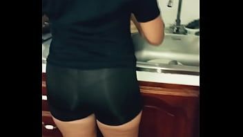 play La bellissima puttana del fuoco entra in piscina e viene registrata mentre i suoi vestiti le saltano addosso