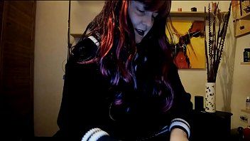 play Dopo alcuni bicchieri di alcol, questa giovane donna viene presa sul pene da tutti gli uomini