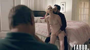 play La pueblerina de pechos pequeños que se sienta de rodillas para ser follada en la garganta por uno