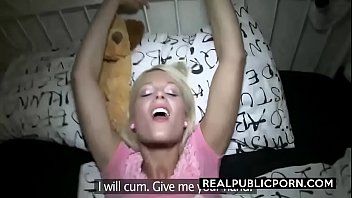 play La bionda fa sesso e rimuove un liquido quando viene penetrato