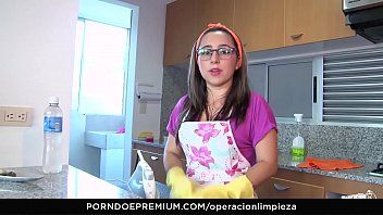 play Jovencita follada y servida con esperma en la zona de cocina