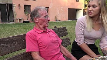 play La bionda calda fa sesso con un vecchio che sentiva avere molti soldi
