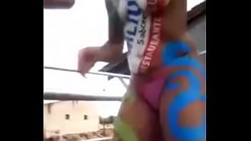 play Lésbicas com seios pequenos e bucetas muito molhadas se masturbam