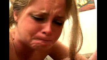 play Sexe anal douloureux et elle commence à pleurer de douleur quand il lui tire dessus