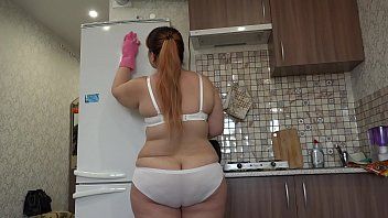 play La giovane donna assetata di soldi si inserisce un enorme vibratore nel suo ano