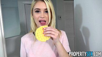 play Blond nastolatka pociera swoją cipkę i jest zerżnięta całym swoim kutasem