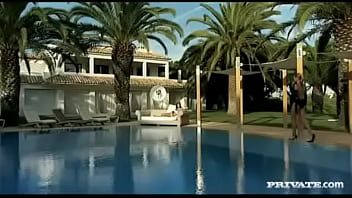 play Langa piscina are loc o partida hot si intensa de xxx cu o milf satena care are