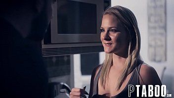 play Dezbraca o tanara cunoscuta pe public pentru a face xxx cu ea