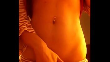 Odtwórz Piękna dziewczyna, która uwielbia być rozpieszczana dużym penisem w swojej cipce
