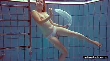 play Het meisje neukte in het zwembad om uit het water te glijden