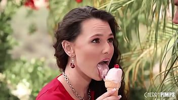 play Ragazza bionda con gelato viene scopata da dietro mentre vende gelato