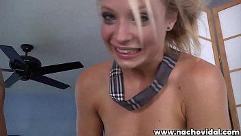 play La bionda che viene tenuta per il naso mentre fa del xxx orale a questo regista di film porno