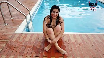 play Puttana bionda con le tette piccole che fa un gioco di xxx orale sul bordo della piscina