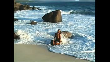 play O pupa pe ureche dupa care o pune pe la spate sa o futa fix in cur