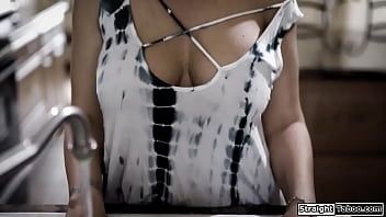 play Das MILF-Girl leckt den Jungen