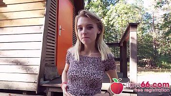 play Blonde werd in het openbaar aangesloten en meegenomen naar zijn huis voor hardcore xxx in haar poesje
