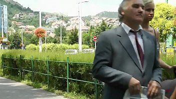 play La jeune femme conquise par un vieil homme avec de l'argent pour seulement 30 euros