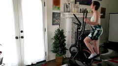 play Cours de yoga sensuel 4 d'Aurora Willows - Petite MILF au cul énorme